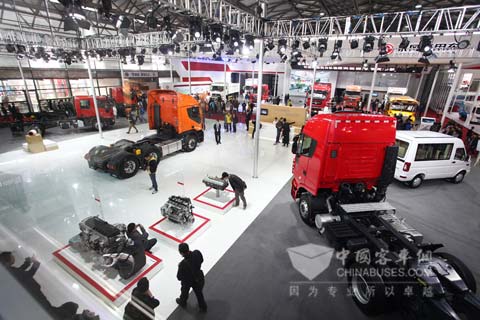 依維柯展臺(tái)展出多款菲亞特動(dòng)力科技發(fā)動(dòng)機(jī)