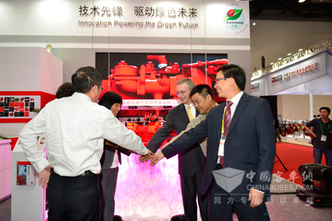 嘉賓為康明斯L8.9G天然氣發(fā)動(dòng)機(jī)揭幕