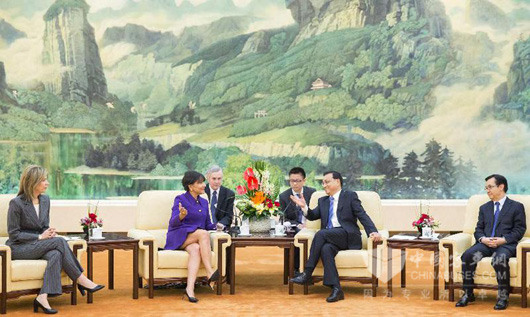國務(wù)院總理李克強(qiáng)在北京人民大會堂會見美國總統(tǒng)代表、商務(wù)部長普里茨克