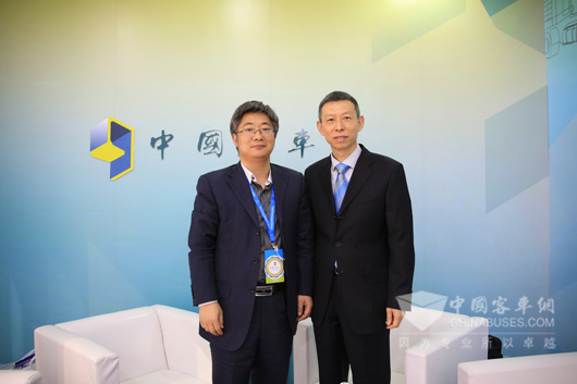 康明斯公司副總裁，東風(fēng)康明斯發(fā)動(dòng)機(jī)公司總經(jīng)理王寧（右）與中國卡車網(wǎng)總編輯吳永強(qiáng)合影