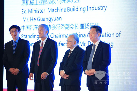 中國(guó)汽車(chē)工業(yè)協(xié)會(huì)常務(wù)副會(huì)長(zhǎng)董揚(yáng)及中國(guó)工程機(jī)械工業(yè)協(xié)會(huì)會(huì)長(zhǎng)祁俊發(fā)言